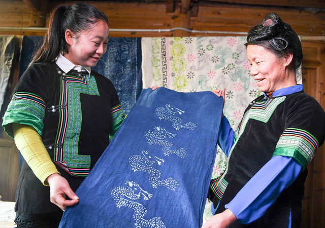 贵州黔东南：侗族妇女传承濒临失传侗族豆染技艺