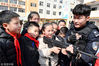 2019年3月13日，在安徽省合肥市滁州路小学，学生们正在零距离接触和体验警用装备。