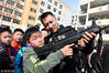 2019年3月13日，在安徽省合肥市滁州路小学，学生们正在零距离接触和体验警用装备。