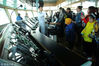 2019年3月15日，山东青岛西海岸新区中国科学院海洋研究所，市民在参观“科学”号科考船360度驾驶室。