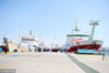 2019年3月15日，山东青岛西海岸新区中国科学院海洋研究所，市民在码头参观“科学”号科考船。