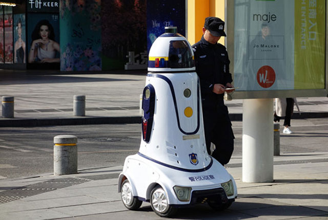 北京：西单“机器人警察”街头执勤 科技感十足