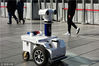 2019年3月16日，北京，两个机器人警察在西单街头执勤，科技感十足。刘宏声/千龙图像/视觉中国
