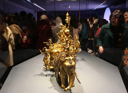 北京：故宫钟表馆人气火爆 近百件展品让游客看花眼