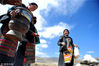2019年3月16日，西藏各地迎来开耕节。位于年楚河畔的日喀则白朗县被誉为“后藏粮仓”，当日，当地藏族农牧民将家里的耕牛装扮一新，对农田进行开耕，大家齐聚青稞地，庆祝春播开始。图为白朗县洛江镇民众在青稞地里煨桑烟（一种祈福方式）、敬献青稞酒，祈福新的一年风调雨顺、五谷丰登。  江飞波(西藏分社)/中新社/视觉中国 编辑/陈进