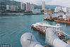 2019年3月16日，著名设计师KAWS即将在香港展出的巨型充气人偶COMPANION，停靠在香港某码头。