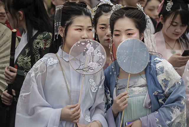 武汉：“花神节”开幕 民众着传统服装游园踏青
