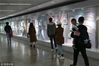 2019年3月17日，上海。《室迩人遐·艺术长青——张乐平作品与共和国走过的70年岁月》展览在上海地铁1号线徐家汇站上海地铁文化艺术长廊举办。引来不少乘客驻足观看、拍照。