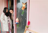 2019年3月18日，杭州，浙江农林大学C2学生公寓401寝室，因为精心布置寝室天花板、寝室门、阳台、床铺，甚至每一张书桌、每一个电灯开关，整个寝室氛围温馨而舒适，一时间成为校园里的“网红寝室”，吸引不少学生专门前来学习参观。
