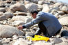 2019年3月18日，兰州市黄河边白马浪段很多石头裸漏在河滩上，许多市民纷纷踏入裸露的河滩“寻宝”，希望能从中淘到“黄河奇石”。