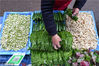 2019年3月7日，民众挑选市场内售卖的臭菜。当日，来自云南各地的春季野菜、鲜花在昆明菜市场内集中售卖，吸引民众前来选购尝鲜。