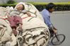 2007年5月7日，湖北省襄樊市。世界睡眠日：睡姿。行云/视觉中国
