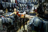 2007年6月10日，记者拍摄了一组杭州四季青服装批发市场的“睡美人”。 高难度睡姿。李建刚/视觉中国