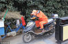 2015年11月28日，江苏省南京市，一位环卫工人坐在电动车上睡觉。建华/视觉中国