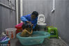 2019年1月15日，浙江嘉兴。洗手间没有任何取暖设备，每天给孩子洗澡是在哭泣声中完成。