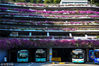 2016年11月3日，位于深圳罗湖区的一座六层的立体停车场所栽种的簕杜鹃竞相绽放，粉红色的花朵将建筑楼层的轮廓层层包围，远远看去，犹如一艘“花样邮轮”，蔚为壮观，引来众多过往市民的赞叹。视觉中国