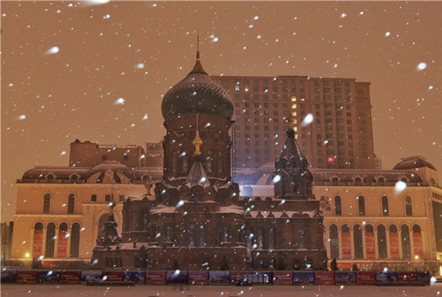 哈尔滨：三月飘雪 雪中索菲亚教堂尽显静谧之美