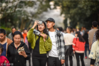 2019年3月20日，武汉大学樱花一夜绽放，市民游客蜂拥而来，赏樱拍照留念，摄影发烧友纷纷出动。视觉中国 