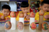 2019年3月21日，江苏连云港市钟声久和幼儿园的小朋友在手绘彩蛋玩“立蛋”游戏。