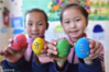2019年3月21日，石家庄新乐市西长寿幼儿园的两名小朋友在展示写着“春分立蛋”的手绘彩蛋。
