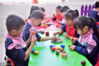 2019年3月21日，石家庄新乐市西长寿幼儿园的小朋友在手绘彩蛋。