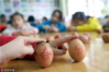 2019年3月21日，江苏省常州市钟楼区科技幼儿园的小朋友在玩竖蛋游戏。