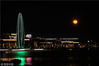 2019年3月21日，在山东省荣成市樱花湖体育公园，“超级月亮”现身天宇。