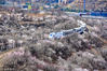 2019年3月22日，北京居庸关附近的山花盛开，S2线列车穿行在花海之中，构成一幅美丽的画面。时永平/千龙图像/视觉中国 编辑/陈进