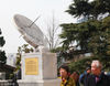 2019年3月23日，南京，中国北极阁气象博物馆观象台前，参观者在观看日晷。