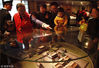 2019年3月23日，南京，参观者在中国北极阁气象博物馆观看西汉古观象台模型。