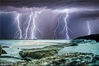 2014年4月19日消息（具体拍摄时间不详），这些闪电撕裂夜空的照片令人惊叹不已。画面中，闪电瞬间将天空与地面分离开来，不禁让人惊叹大自然的神奇力量。报道称，这些照片是由来自澳大利亚42岁的摄影师克雷格·埃格尔斯拍摄到的。他深深着迷于闪电的惊鸿，已经拍摄雷暴22年了。
