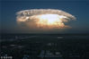 2015年5月13日消息，当你第一眼看到这张图时，很容易将它误解为一张战火中的核弹爆炸图、或是什么外星人入侵的虚拟图，然而这巨大的蘑菇云形成于今年4月份美国得克萨斯州的一场巨型风暴。拍摄者达尔文·孔兹说：“德州的雷雨季总是充满乐趣的时节，我们几乎每天都见证着各种各样的暴风雨、龙卷风。”这张奇幻风景照片是他在德州卢博克市自家的后院中抓拍到的。