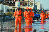 2019年3月23日下午，江苏盐城，现场救援人员全副武装穿越废水进行作业。