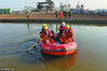 2019年3月23日下午，江苏盐城，现场救援人员进行搜救。