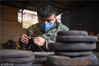 2019年3月24日，在贵州省岑巩县思旸镇桐木村思州石砚传承基地，工匠在制作石砚。
