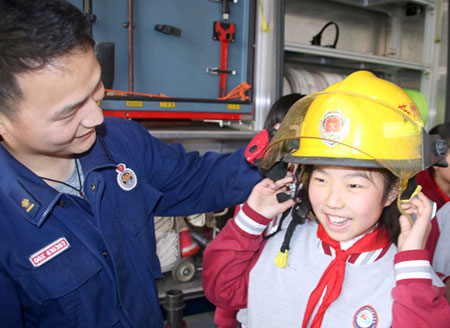  江苏苏州：小学生走进消防队学安全