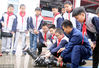 2019年3月25日，消防员向江苏省苏州市平江新城实验小学学生展示消防救援器械装备。