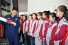 2019年3月25日，消防员向江苏省苏州市平江新城实验小学学生展示消防救援器械装备。