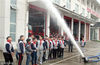 2019年3月25日，江苏省苏州市平江新城实验小学学生在观看消防喷水。