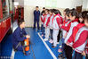 2019年3月25日，消防员向江苏省苏州市平江新城实验小学学生展示消防救援器械装备。王建康 /视觉中国
