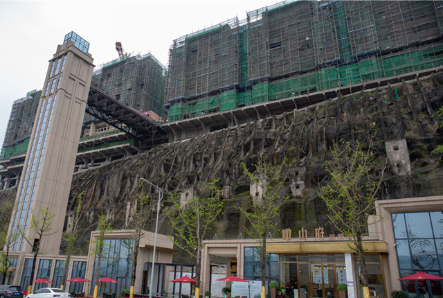 重庆又现8D魔幻建筑 房子建在山崖上几十米电梯直接入户
