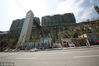 2019年3月25日，重庆渝北的一个在建楼盘修建在了一座山崖边上，从山切面看上去极其惊险。