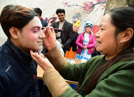 Int’l students embrace Chinese opera in Zhenjiang