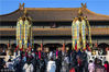 2019年2月1日，京城市民不顾严寒，蜂拥故宫看清代皇宫过年复原展览、观赏已消失近200年的复原“天灯”和“万寿灯”及五彩缤纷的宫灯，还特别兴致勃勃逛庙会，提前在紫禁城过大年。