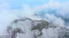 2019年4月9日，白雪覆盖下的箭扣长城银装素裹，春雪飘落与蜿蜒长城同在，云雾缭绕与桃花盛开辉映。构成一幅幅美丽画卷（无人机拍摄））。