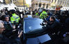 当地时间2019年4月11日，英国伦敦，一辆警车抵达伦敦威斯敏斯特法院（Westminster Magistrates Court）。维基解密创始人阿桑奇（Julian Assange）当天被英国警方从厄瓜多尔大使馆逮捕，将在威斯敏斯特法院出庭。