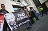 当地时间2019年4月11日，英国伦敦，阿桑奇支持者聚集在伦敦威斯敏斯特法院（Westminster Magistrates Court）外。维基解密创始人阿桑奇（Julian Assange）当天被英国警方从厄瓜多尔大使馆逮捕，将在威斯敏斯特法院出庭。