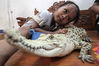 2019年4月12日报道（具体拍摄时间不详），来自印尼万丹省坦格朗市的3岁小姑娘Dilan Maharani有着一个非常与众不同的玩伴——一只鳄鱼， 小Rani常和这头鳄鱼宠物一起共浴、玩耍甚至睡觉。Rani拖着鳄鱼的尾巴在家里玩耍，在卫生间里和它一起洗澡，心中毫不畏惧。这头8月大的湾鳄名叫Ndut，才15厘米长的时候就被Rani的父母给买了回来，如今已经长到了约1.2米长，体重达到了可怕的25.4公斤，比Rani都重。 Rani的父母表示女儿和她的鳄鱼小伙伴相处得很自然，他们希望女儿将来能成为一名动物饲养员。除了鳄鱼，Rani还有蟒蛇、蝎子、鹦鹉等玩伴。来源：东方IC 