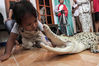 2019年4月12日报道（具体拍摄时间不详），来自印尼万丹省坦格朗市的3岁小姑娘Dilan Maharani有着一个非常与众不同的玩伴——一只鳄鱼， 小Rani常和这头鳄鱼宠物一起共浴、玩耍甚至睡觉。Rani拖着鳄鱼的尾巴在家里玩耍，在卫生间里和它一起洗澡，心中毫不畏惧。这头8月大的湾鳄名叫Ndut，才15厘米长的时候就被Rani的父母给买了回来，如今已经长到了约1.2米长，体重达到了可怕的25.4公斤，比Rani都重。 Rani的父母表示女儿和她的鳄鱼小伙伴相处得很自然，他们希望女儿将来能成为一名动物饲养员。除了鳄鱼，Rani还有蟒蛇、蝎子、鹦鹉等玩伴。