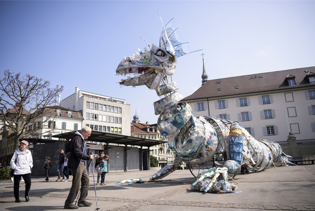 瑞士绿色和平组织用塑料垃圾打造巨型怪兽 呼吁关注海洋污染